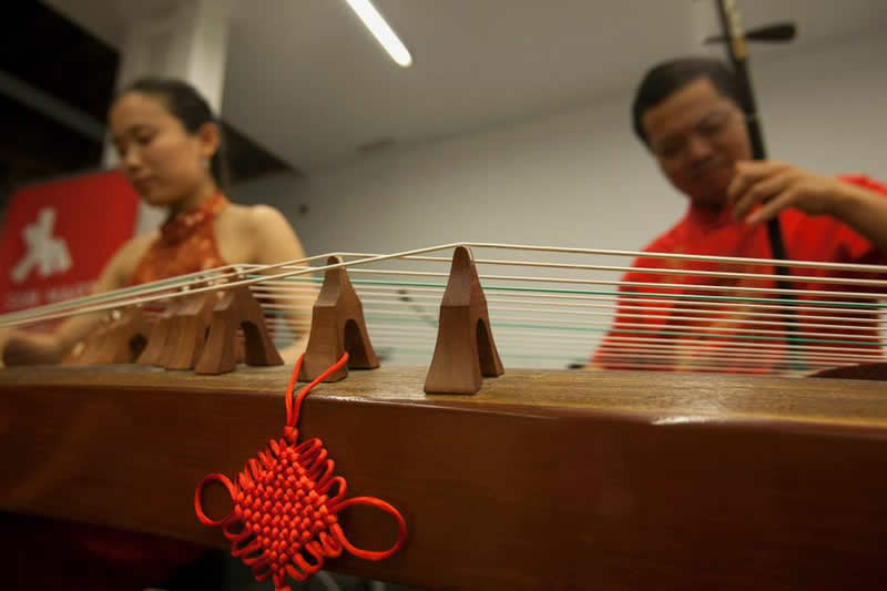 Conferencia de Luis Miranda y concierto de música china